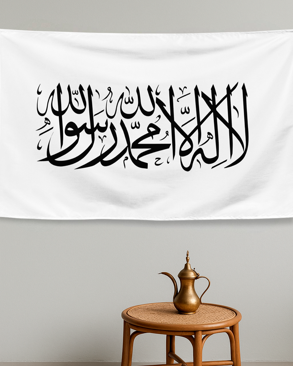 Detalle caligrafía Shahada en negro sobre fondo blanco, bandera musulmana