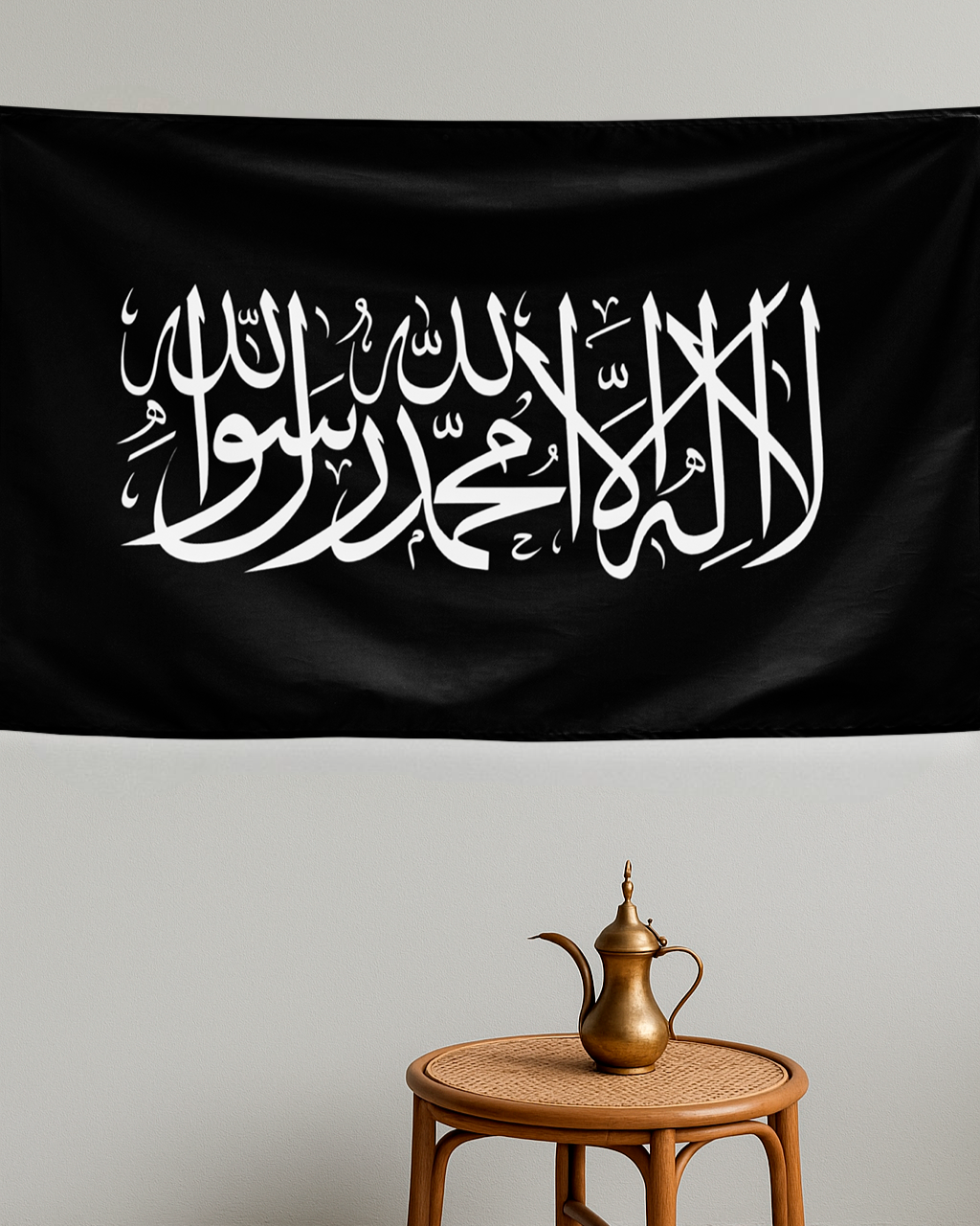 Schwarze Schahada Flagge mit weißer arabischer Kalligrafie, islamisches Symbol
