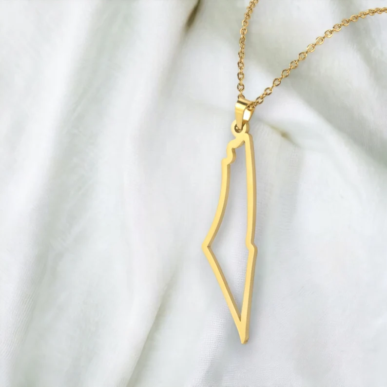 Mujer luciendo collar mapa de Palestina dorado, joyería solidaria